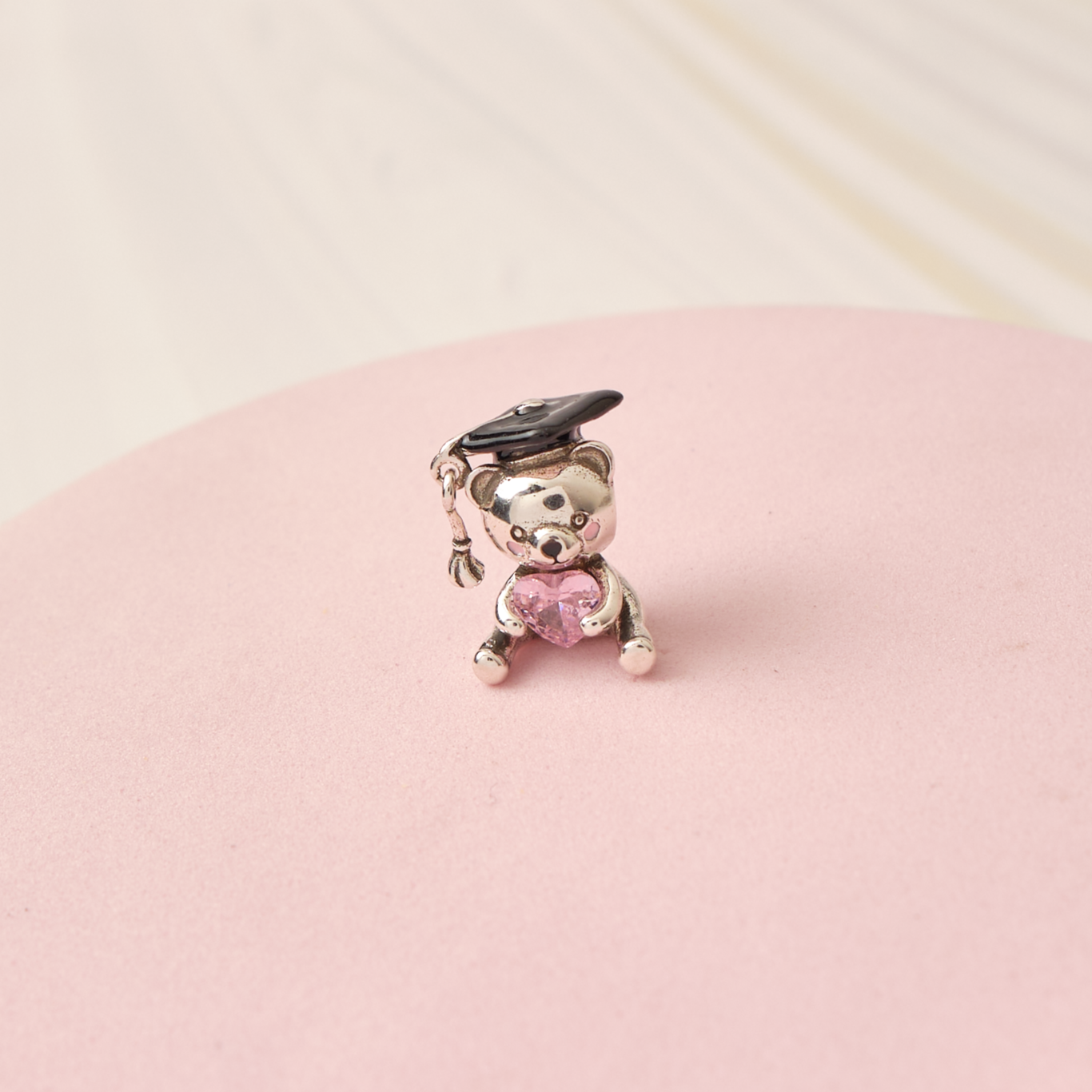 Charm Osita Graduada
