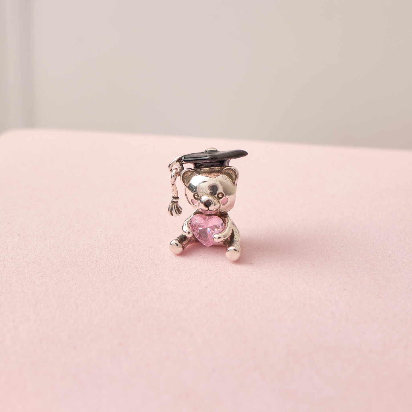Charm Osita Graduada