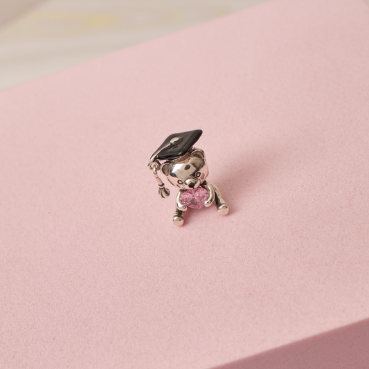 Charm Osita Graduada