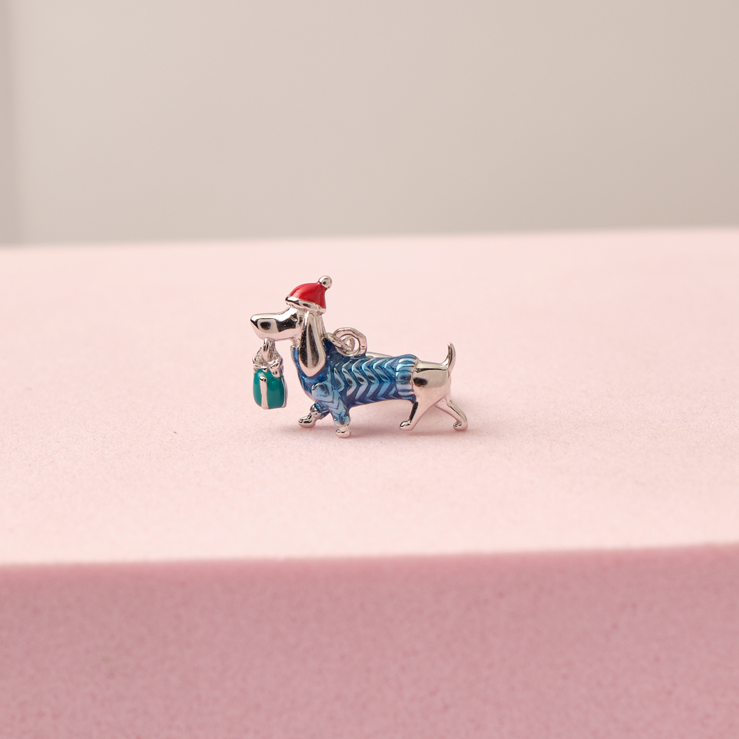 Charm Perrito Salchicha Navideño
