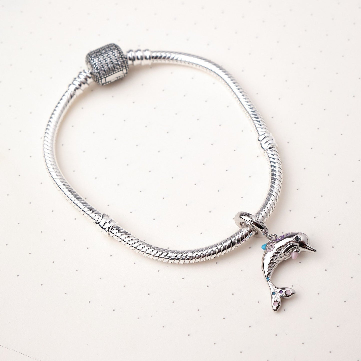 Charm Delfín